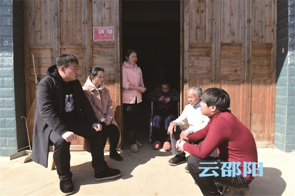 ​扶贫路上比翼飞 攻坚战中永相随