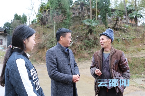 新春走基层 | 回乡拜年不忘助学