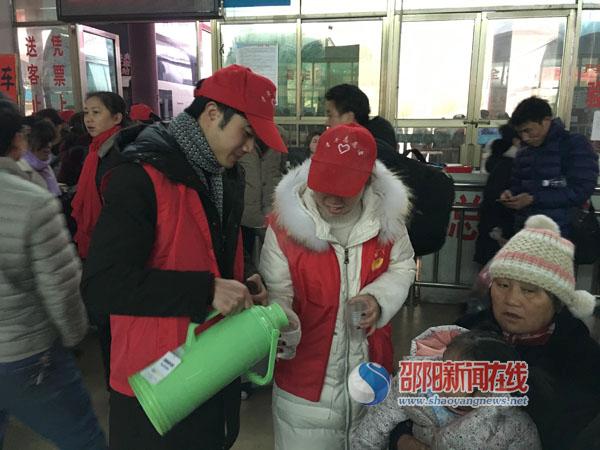 城步青年志愿者服务春运旅客出行