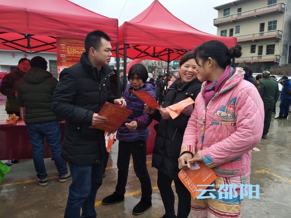 大祥区将招聘会搬到农民家门口