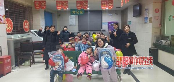 “小小银行家”活动走进邮储银行洞口县支行