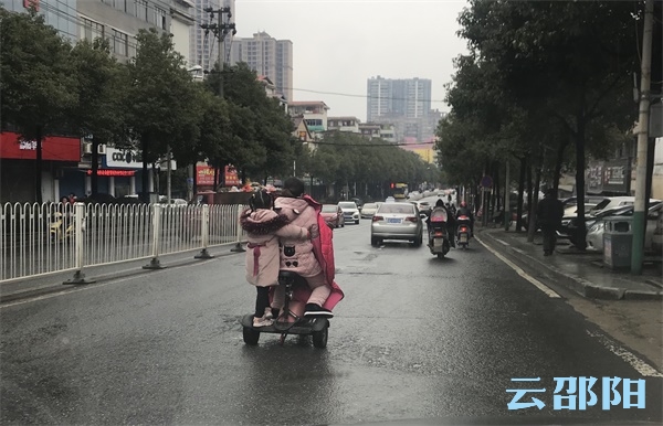 提醒：这样骑电动车带孩子，太危险了！