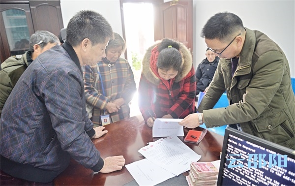 法官倾力调解 时隔四年赔偿金终兑现