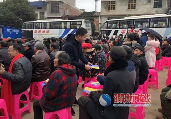 新邵县迎光乡结合社会公德教育开展禁毒宣传活动
