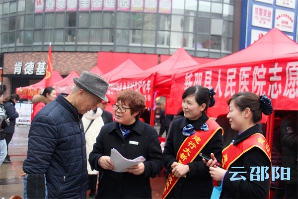 新邵千余志愿者走上街头开展雷锋日志愿服务