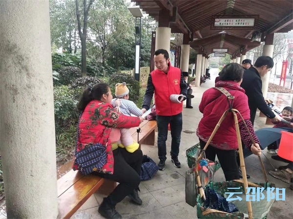 百春园街道开展三八妇女主题宣传活动