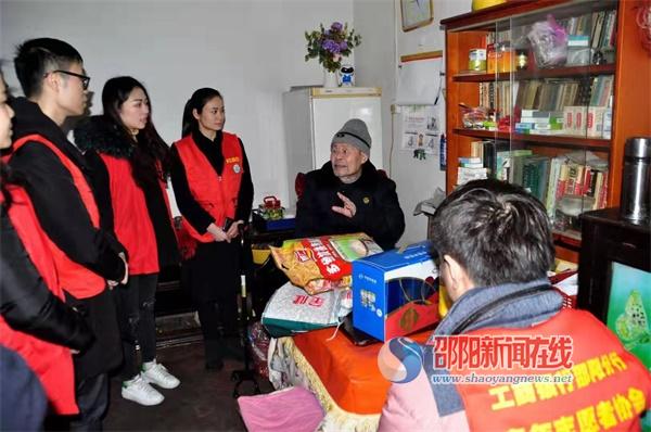 工商银行邵阳分行青年志愿者慰问孤寡老人