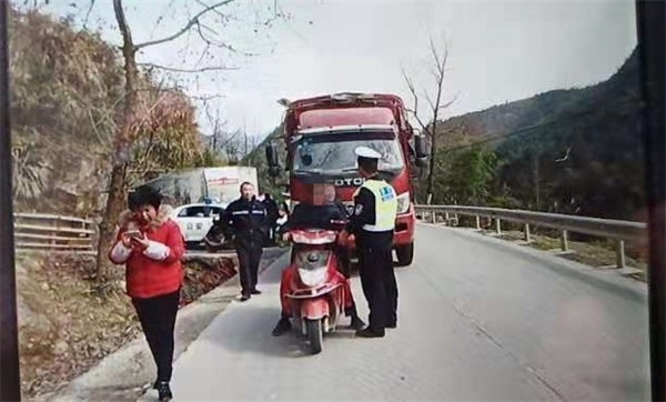 新邵一摩托车司机暴力抗法欲袭警被拘