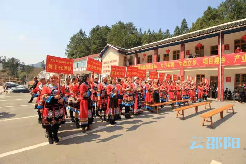 苗家阿妹散茶端茶.jpg