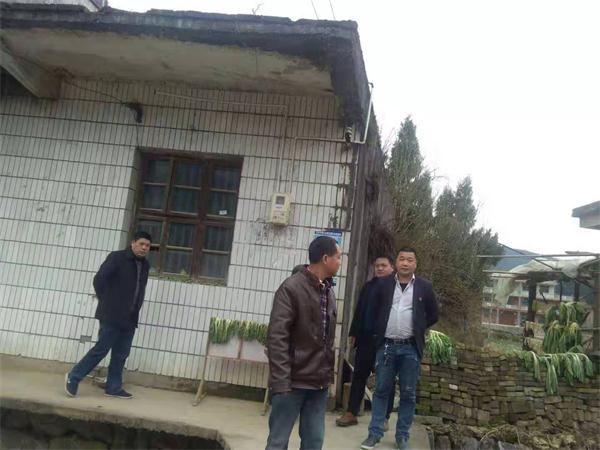 隆回县荷香桥镇党委书记调研开智村贫困户大走访工作