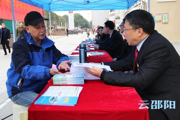 双清法院街头普法宣传扫黑除恶
