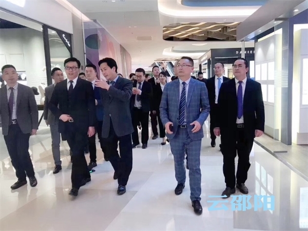 邵阳观光团打卡南昌铜锣湾 感受铜锣湾广场繁华魅力