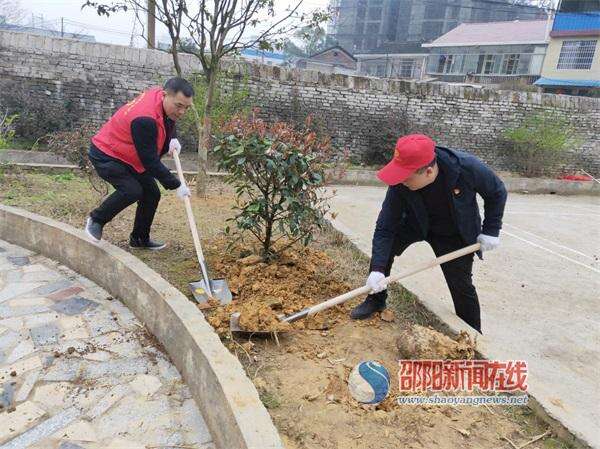 双清区东风路街道开展主题党日义务植树党员志愿服务活动