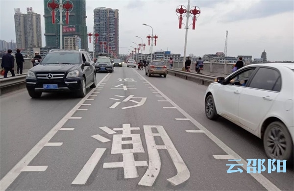 市区资江一桥启动潮汐车道新模式：进入潮汐车道后不能变道
