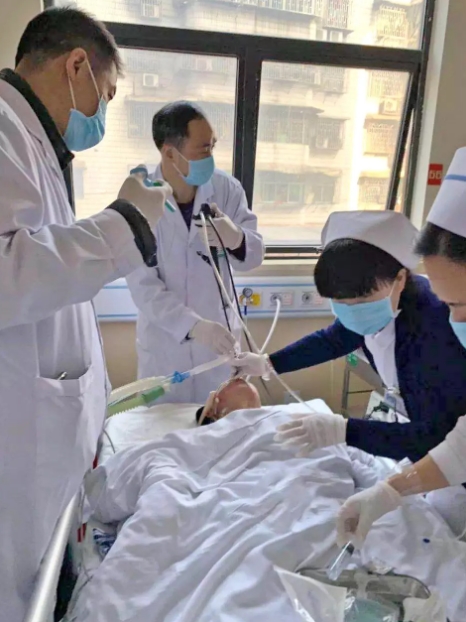 医生从92岁老人肺中取出橄榄核，还有条长15厘米的蛔虫……