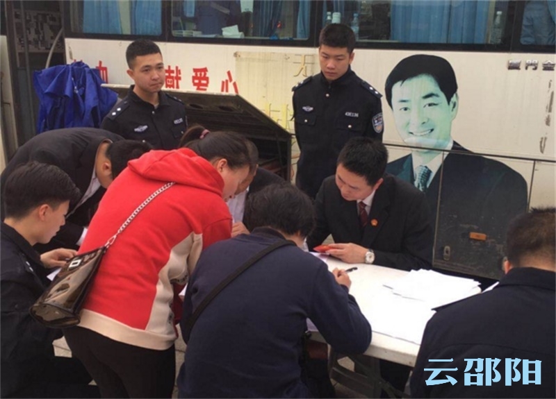 新邵交警无偿献血为生命加油