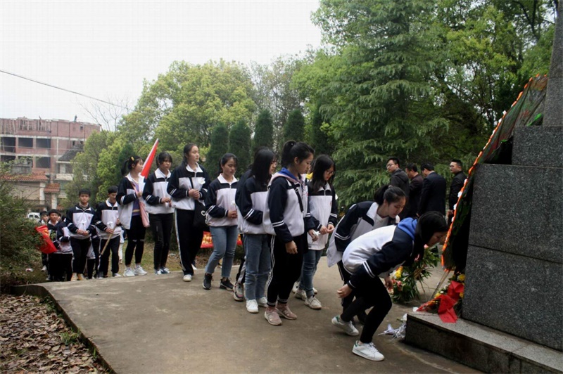 邵阳县下花桥镇迎来清明祭英烈热