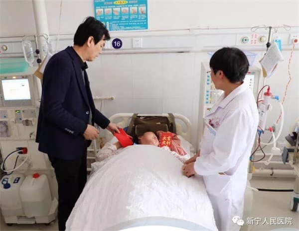 新宁人民医院院长给患者拿“红包”？！这个低温多雨的春天不太冷