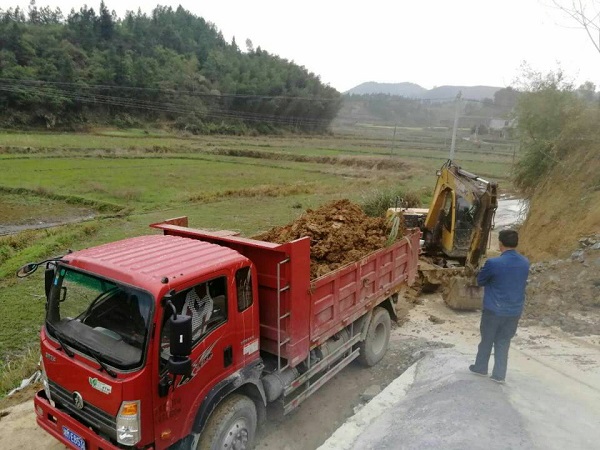 邵阳县湿地公园管理处抢修水渠助春耕