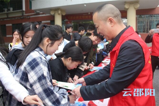 双清区龙须塘街道：禁毒宣传进社区进学校进企业