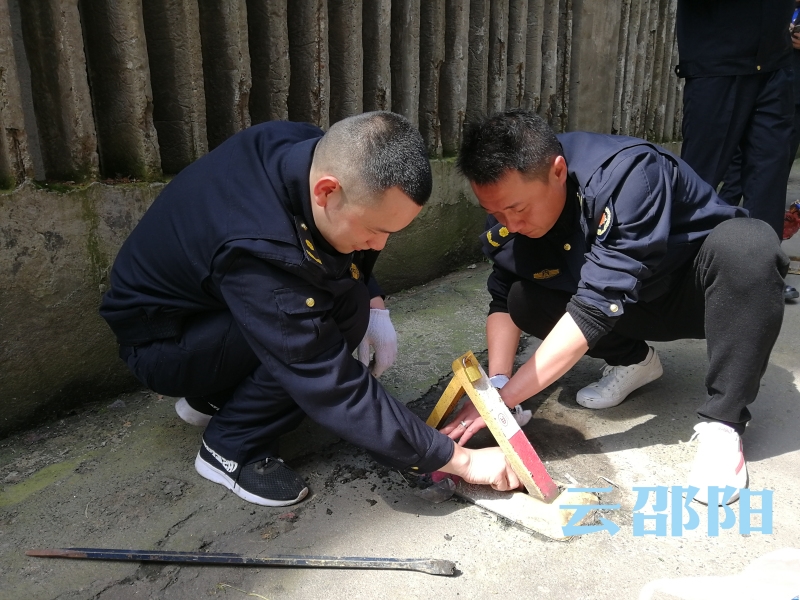 居民私自圈占停车位 大祥城管依法拆除11个占道地锁