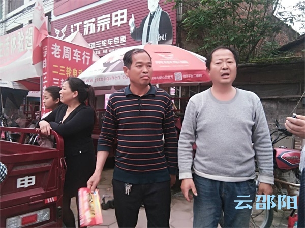 摩托车上掉下一沓钞票撒落一地，路人帮忙捡拾一分不少归还失主