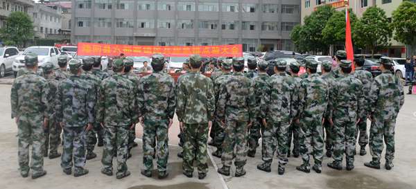 隆回县六都寨镇举行民兵应急排点验大会
