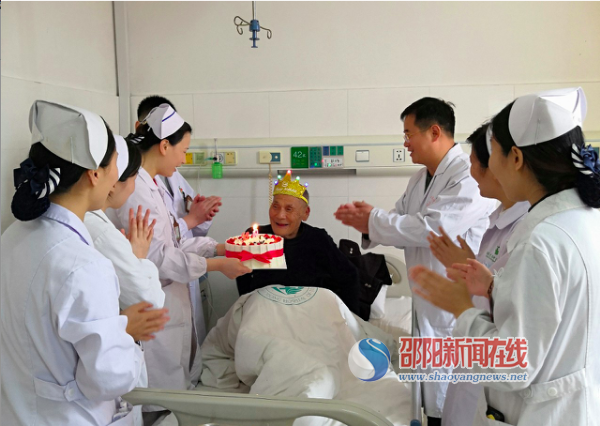 邵东县中医医院医护人员集体为八旬老人庆生
