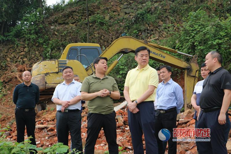 新宁县县委书记秦立军深入高桥镇指导灾后重建工作