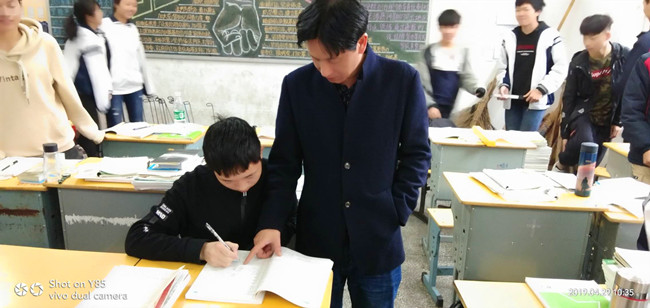 新邵县一中黄都光老师——汗水播种学子希望的“老黄牛”