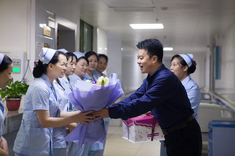隆回第二人民医院慰问一线护理人员