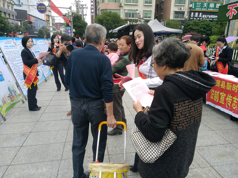 邮储银行隆回县支行积极开展防范和打击非法集资宣传活动