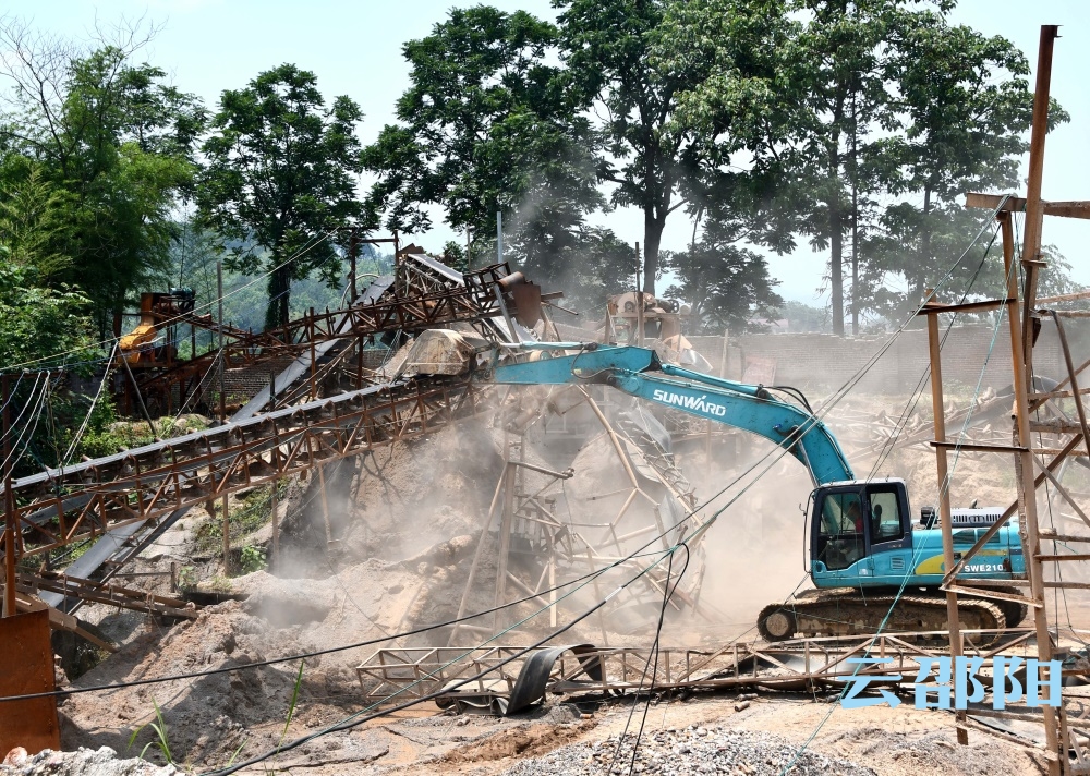 新邵县重拳出击   依法拆除7处非法砂石场