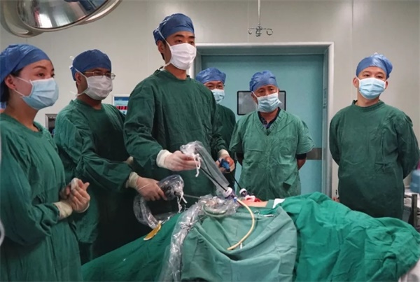 湘雅二医院泌尿外科专家团队与邵东县中医医院外科携手，率先在全市县级医院开展多个首例泌尿外科手术