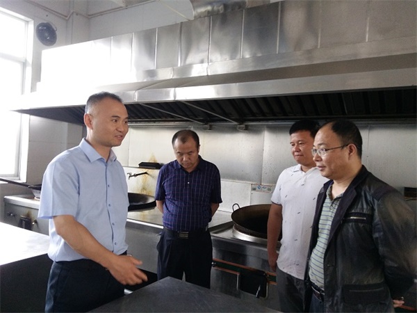 北塔区副区长仇湘中带队检查学校食堂食品安全状况