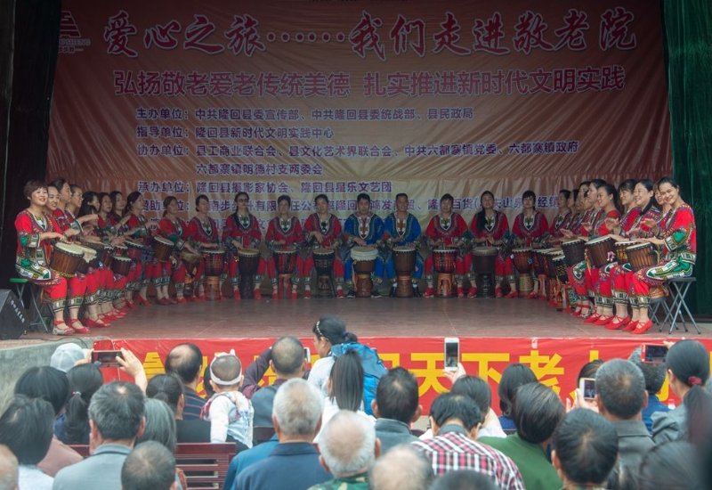 隆回县爱心之旅走进敬老院里，新时代文明按下欢乐键