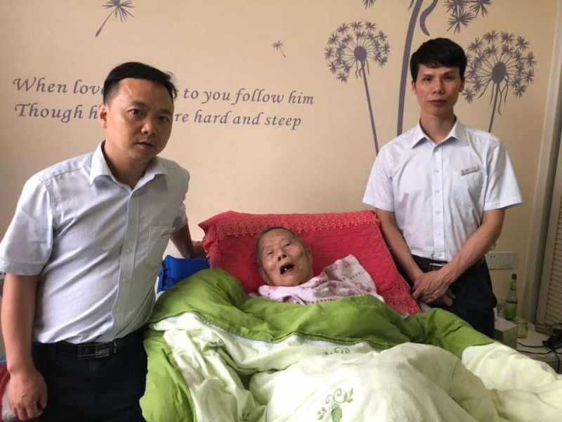 工商银行新邵大坪支行特事特办为客户上门服务