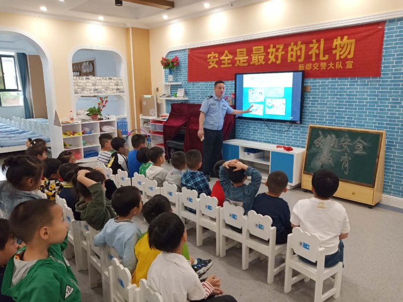 新邵交警为辖区学校送上“六一”特殊礼物