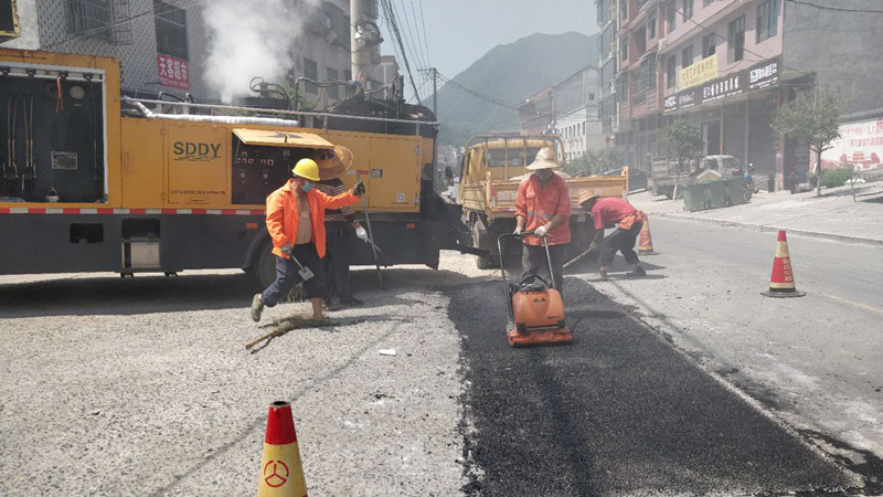 新邵县养路工在烈日下辛勤工作