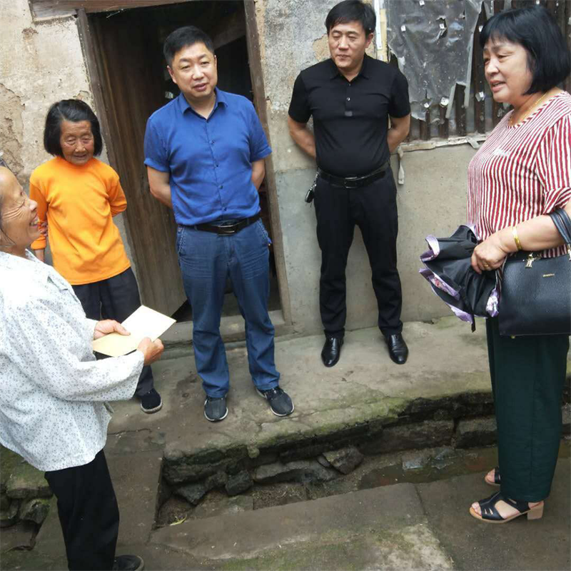 新邵县严塘镇端午佳节前夕走村串户送温暖