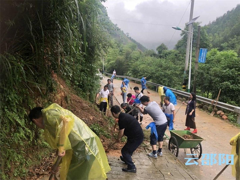 邵阳市行政审批服务局：驰赴帮扶村开展抢险救灾