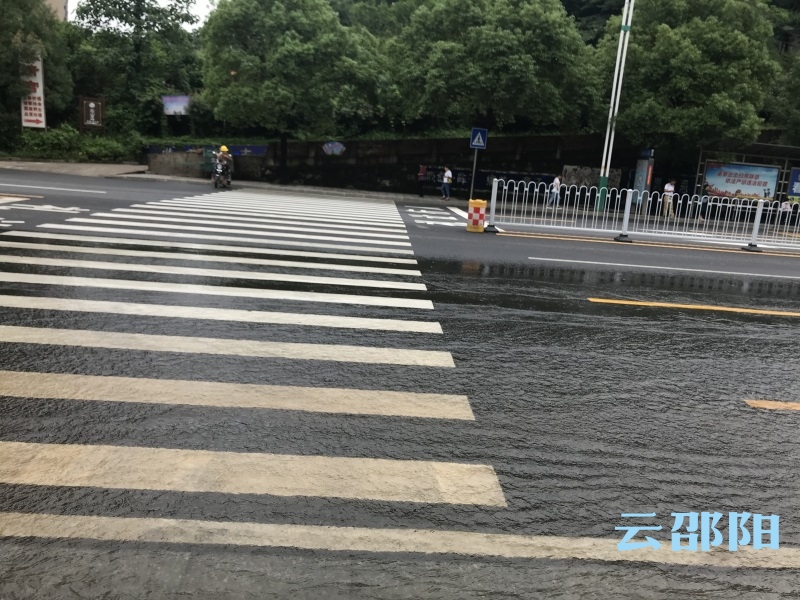 建设南路一主水管突发破裂  8小时紧急抢修恢复供水