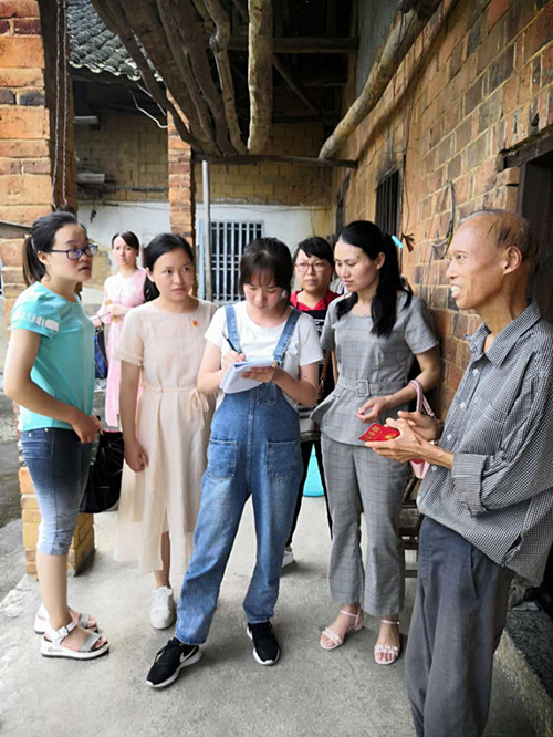 访贫问苦送温暖情洒雄鹰
