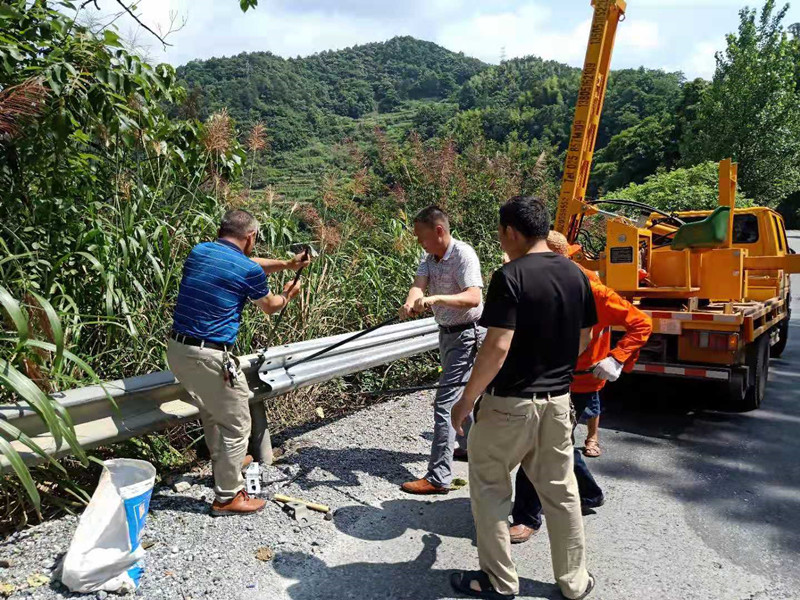 新邵县公路养护部门晴好天气保畅忙