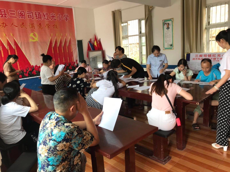 邮储银行隆回县支行开展送贷进校园活动