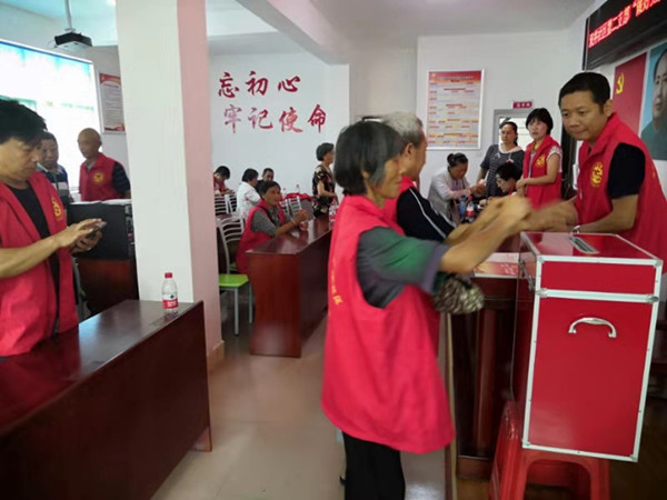 关爱特困老人 ，隆回桃花坪街道志愿者在行动