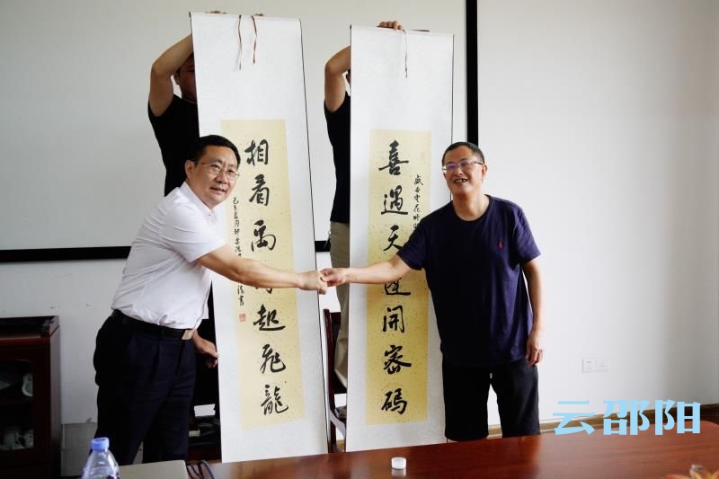 致敬奉献！隆回给中国工程院院士赠对联