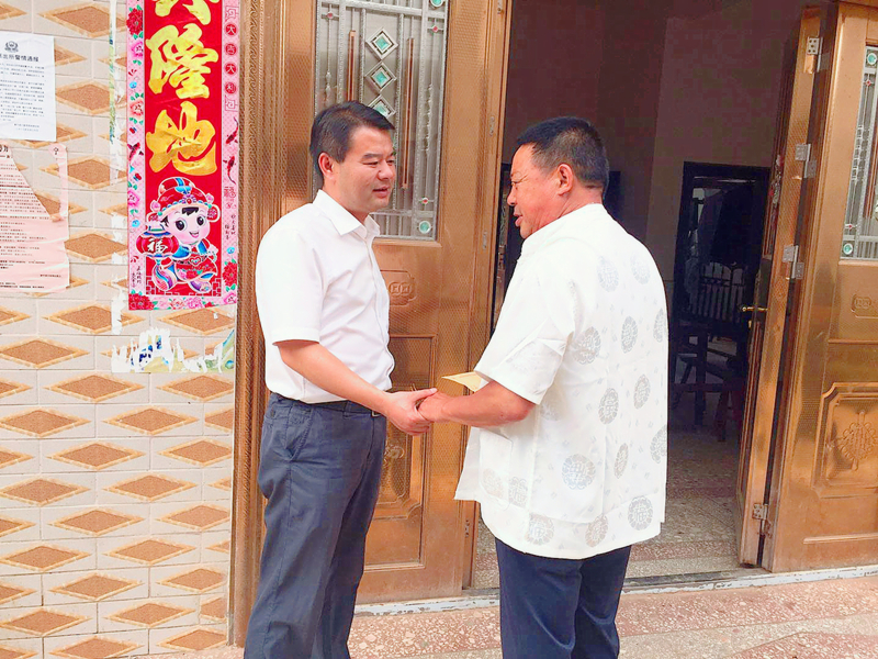 黄红五到新宁县巡田乡慰问老党员并走访省市派工作队