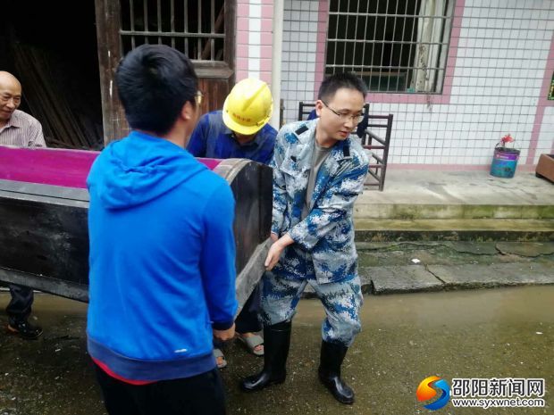 洪峰过境，新邵县坪上镇党员干部一心抗洪抢险