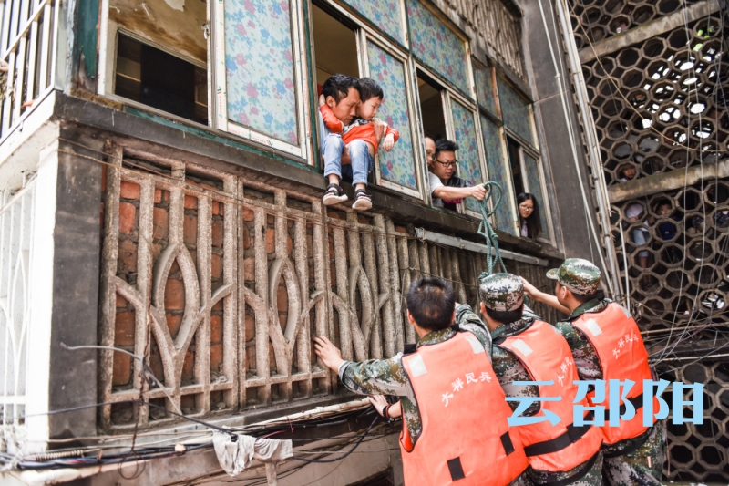 大祥区民兵救助被困群众